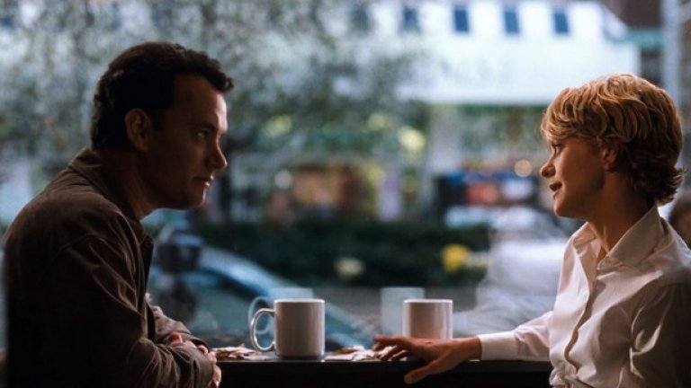 9. "Имате поща" (1998)

Признаваме, "Имате поща" се случва от октомври до пролетта, но това, което е най-важно, е че най-неустоимите сцени от филма – когато Джо Фокс (Том Ханкс) открива, че Катлийн Кели (Мег Райън) е ShopGirl, когато те пият кафе, когато Катлийн осъзнава, че вероятно ще изгуби магазина си (и отново – не, не плачем) – се случват в Най-прекрасното време от годината™. Това е и вторият път, когато Нора Ефрон използва Коледа за катализатор: през 1993 в "Безсъници в Сиатъл", Сам Болдуин (пак Том Ханкс!) се обажда на радиостанцията за първи път по Коледа, точно когато Ани Рийд (пак Мег Райън!) пуска радиото. Ето защо всички други коледни филми – и други филми изобщо – са боклук.
