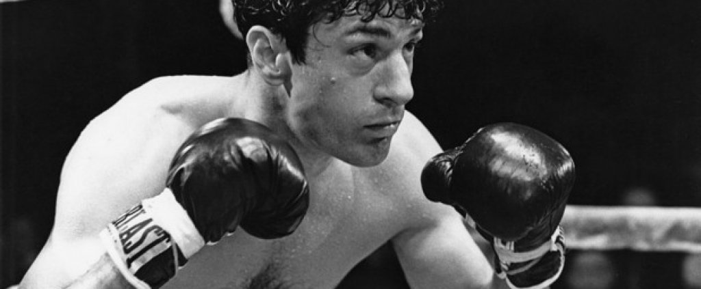Де Ниро като легендарния американски боксьор Джейк ЛаMота във филма на Мартин Скорсезе "Разяреният бик" от 1980 година. Тази роля му носи втория Оскар.