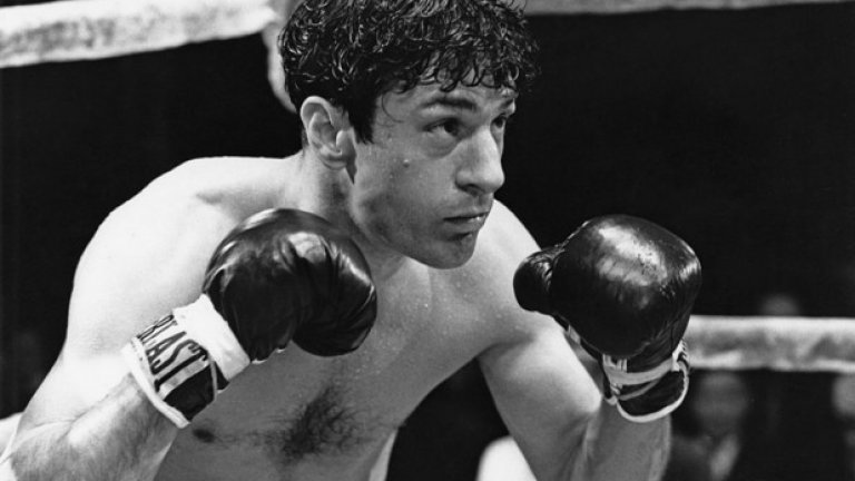 Де Ниро като легендарния американски боксьор Джейк ЛаMота във филма на Мартин Скорсезе "Разяреният бик" от 1980 година. Тази роля му носи втория Оскар.