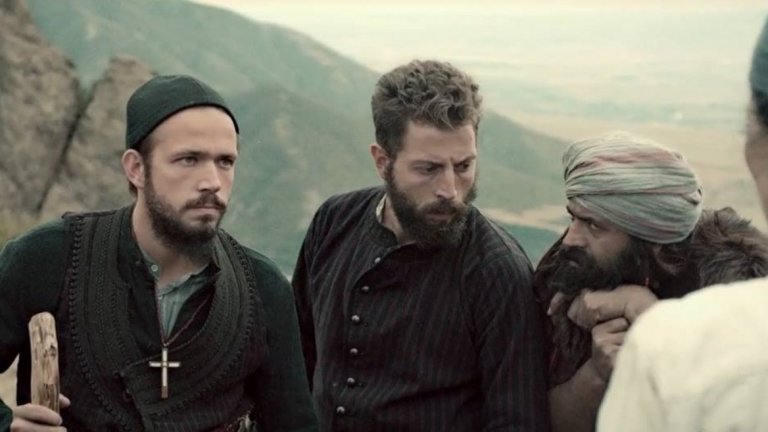 Въпреки цялостно добрата актьорска игра, сценарните проблеми взимат връх във "Воевода"