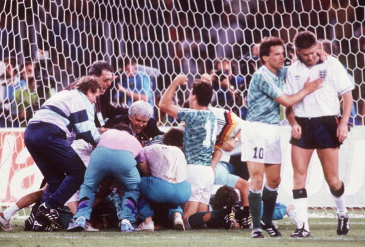 Загуба с 3:4 (1:1 в редовното време) от Германия в полуфинал на Мондиал 1990.  Стюарт Пиърс и Крис Уодъл пропускат за Англия.