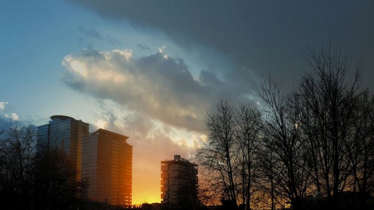 Blooming sunset - Заваля доста силен дъжд и прецених да се скрия под моста на Влюбените. Докато изчаквах да премине дъжда, небето придоби огнен цвят, сякаш огромна клада гореше зад бизнес центъра. Тук дълбоко оцених телефото обектива на Galaxy S9+.