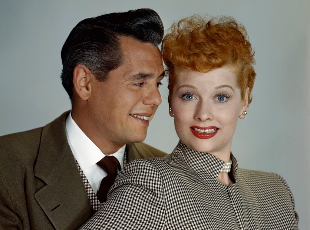 1. I Love Lucy / "Обичам Луси" (1951 - 1957 г.) 
Култов и наистина разпознаваем за американската публика, "Обичам Луси" е комедиен сериал за опитите на една млада жена и нейния съпруг да успеят в шоубизнеса. Луси Родригес може и да няма никакъв талант, но за сметка на това има огромна амбиция и е достатъчно наивна, за да вярва неотменно в успеха си. 
Нейните опити да пробие на сцената почти винаги завършват катастрофално и с много смях, но от гледна точка на онези времена, това превръща актрисата Люсил Бол в главната роля една от малкото жени, които имат истинско влияние в развлекателната индустрия.