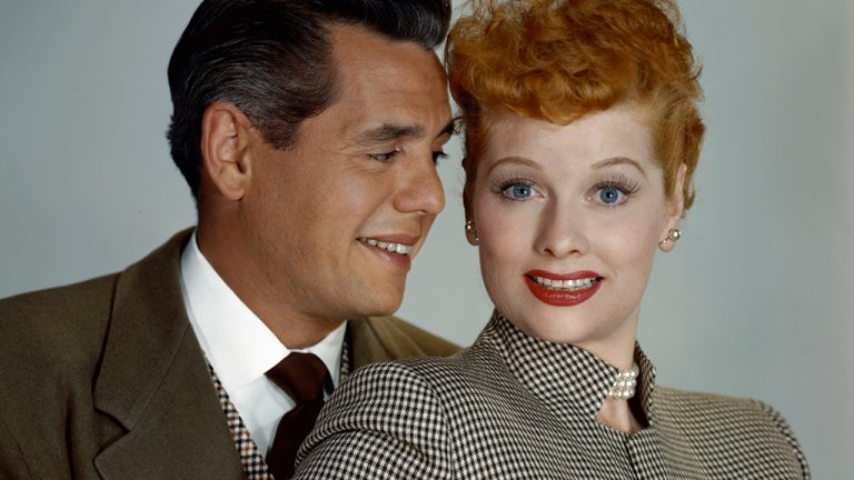 1. I Love Lucy / "Обичам Луси" (1951 - 1957 г.) 
Култов и наистина разпознаваем за американската публика, "Обичам Луси" е комедиен сериал за опитите на една млада жена и нейния съпруг да успеят в шоубизнеса. Луси Родригес може и да няма никакъв талант, но за сметка на това има огромна амбиция и е достатъчно наивна, за да вярва неотменно в успеха си. 
Нейните опити да пробие на сцената почти винаги завършват катастрофално и с много смях, но от гледна точка на онези времена, това превръща актрисата Люсил Бол в главната роля една от малкото жени, които имат истинско влияние в развлекателната индустрия.