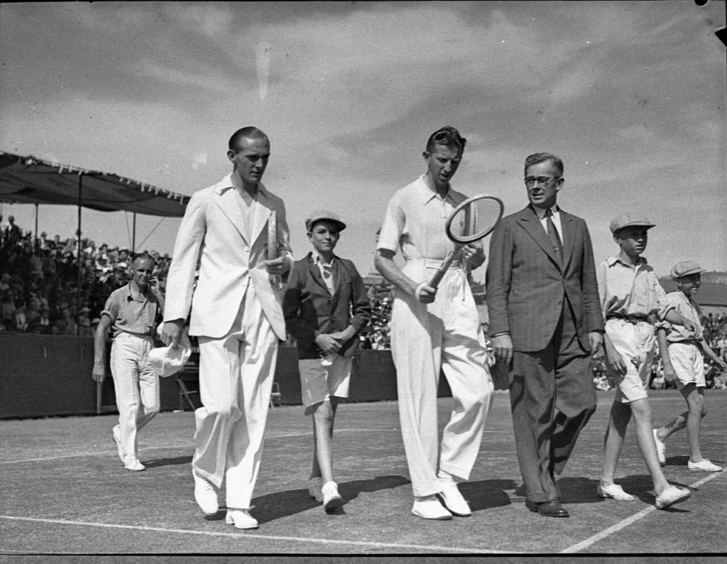 Tennis_Umpire,_players_&_ball_boys,_16-12-1937,_White_City,_Rushcutters_Bay,_NSW,_Sam_Hood_(15669359983)