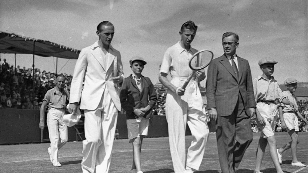 Tennis_Umpire,_players_&_ball_boys,_16-12-1937,_White_City,_Rushcutters_Bay,_NSW,_Sam_Hood_(15669359983)