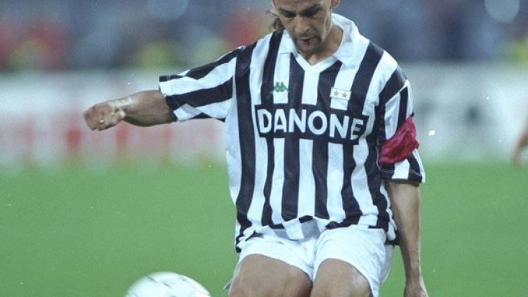 Ювентус, 1990 и 1993 г.
Роберто Баджо вижда и двете страни на медала. През 1990-а той играе за Фиорентина във финалите с Ювентус, пълни с омраза. Баджо е феноменален, но това не стига - 0:0 и 1:3. Купата е за Юве, а в Торино са убедени коя е следващата им десетка...
Баджо е капитан на Ювентус три години по-късно и вкарва два пъти срещу Борусия (Дортмунд) - 3:0 и 3:1. Един от най-безапелационните финали в историята.