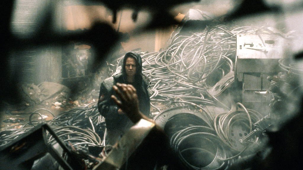"Пришълецът 3" (Alien 3)Година:1992Връщаме се няколко години назад към първия филм на режисьора. Никой дебютант в историята на киното не е получавал бюджет от 65 милиона долара, за да снима филм, камо ли да ексхумира мащабен холивудски франчайз.  27-годишният Финчър обаче получава този шанс, но за жалост не се справя брилянтно – той започва снимки без готов сценарий и хвърля героинята от поредицата Елън Рипли (Сиго̀рни Уийвър) в ядрото на хорър кашата, която забърква.По-късно той се отрича от целия филм и не дава интервюта, свързани с него, но ние все пак смятаме, че има защо да го гледате – визуалният стил безпогрешно сочи към Финчър със своето трескаво осветление и зловещи сенки, а и всъщност е доста ефективен филм на ужасите, макар насилието да е може би прекомерно в сравнение с останалите части от поредицата.