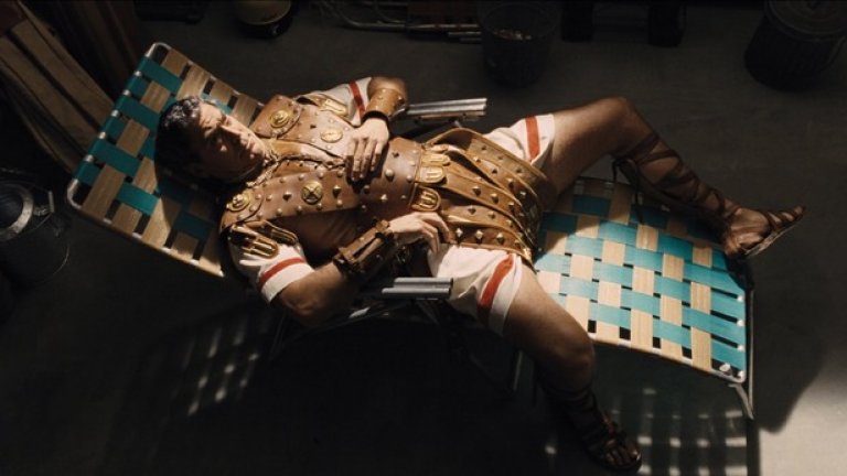 Hail, Caesar!
Не, братята Коен не снимат епопея за древен Рим, а насочват вниманието към остриетата зад кадър, които се размятат през 50-те години на миналия век в Холивуд. Джордж Клуни играе Цезар, носи сандали и има огромно его, но това го вкарва в сериозни неприятности, а легендарният Еди Маникс (изигран от Джош Бролин) ще трябва да го спаси.

