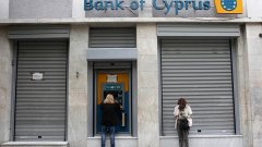 Мнозина бяха привлечени от високите лихви по депозитите в Кипър. Сега те ще загубят много пари