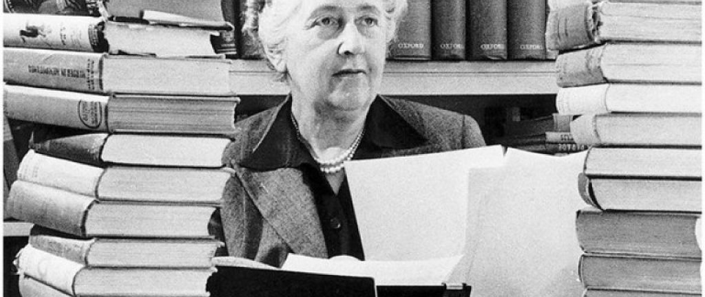 “Празникът на Вси светии” от Агата Кристи
След “Убийство в Ориент Експрес” и “Смърт край Нил” режисьорът Кенет Брана продължава да се преструва, че не чува призивите за прекратяване на екранизациите му по мистериите на Агата Кристи и през 2023 г. е подготвил нова глава от разследванията на детектив Еркюл Поаро.
Адаптацията носи заглавието A Haunting in Venice и ще се базира на романа “Празникът на Вси светии”. В тази криминална мистерия Поаро е призован от писателката Ариадни Оливър да открие човека убил приятелката ѝ Джойс.
Часове преди тялото ѝ да бъде намерено, Джойс е признала пред гостите на парти за Хелоуин, че е свидетел на убийство, но никой не ѝ е повярвал и тя си е тръгнала разстроена. След смъртта ѝ на повърхността излизат редица странни изчезвания, всяко от които води до присъстващите на въпросното парти.