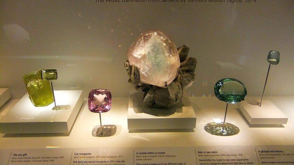Various_precious_stones,_Natural_History_Museum,_London_-_DSCF0413