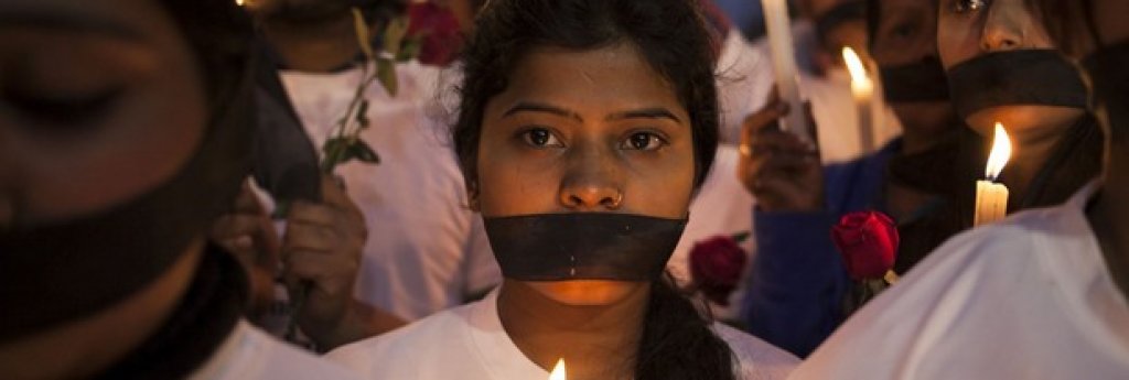 "Дъщерята на Индия", 2015 (India's Daughter)

Tова е документален филм за случая с груповото изнасилване на 23-годишната физиотерапевтка Джоти Сингх, което се случи през декември 2012-та година в автобус в квартал в Южно Делхи. Филмът трябваше да се излъчи в Индия миналата година за 8 март по случай Международния ден на жената, но властите в страната го забраниха със заповед на съда. Като причина бяха посочени най-различни аргументи: от показване в лоша светлина на страната, до липса на обективност. Като реакция на забраната, BBC забърза датата на премиерата по телевизията, а съпричастни качиха филма в YouTube (към днешна дата вече го няма).