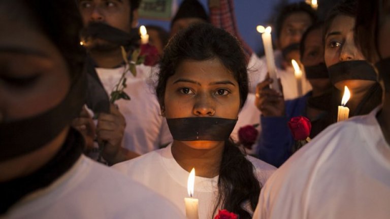 "Дъщерята на Индия", 2015 (India's Daughter)

Tова е документален филм за случая с груповото изнасилване на 23-годишната физиотерапевтка Джоти Сингх, което се случи през декември 2012-та година в автобус в квартал в Южно Делхи. Филмът трябваше да се излъчи в Индия миналата година за 8 март по случай Международния ден на жената, но властите в страната го забраниха със заповед на съда. Като причина бяха посочени най-различни аргументи: от показване в лоша светлина на страната, до липса на обективност. Като реакция на забраната, BBC забърза датата на премиерата по телевизията, а съпричастни качиха филма в YouTube (към днешна дата вече го няма).