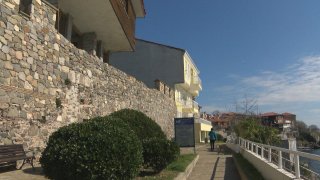 Бургаският районен съд реши, че стената е незаконна