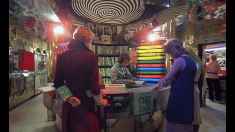 "Портокал с часовников механизъм" (1971) 

Няколко препратки се крият в плочите, които са изложени в музикалния магазин. Една от тях е корицата с кравата от "Atom Heart Mother" (над главата на продавача). Това е албумът на Pink Floyd, който режисьорът Стенли Кубрик иска да използва като саундтрак на филма си, но Роджър Уотърс не му разрешава. 

Още по-очевидна е плочата с надпис "2001: Одисея в Космоса" - препратка към филма на Кубрик, излязъл 3 години по-рано. 