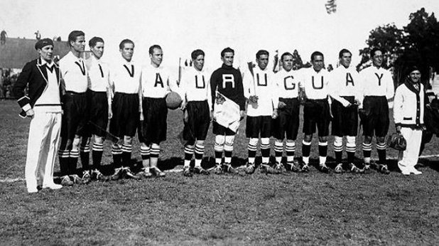 8. Боливия 1930
Националният отбор на Боливия се появява на първото световно първенство в Уругвай през 1930 с бели фланелки, като на всяка една от тях има по една буква, а всички оформят надписа „Viva Uruguay”. Това оригинално решение не помага на боливийците, които отпадат още в началото – те пускат осем гола в два мача и не успяват да вкарат нито един.