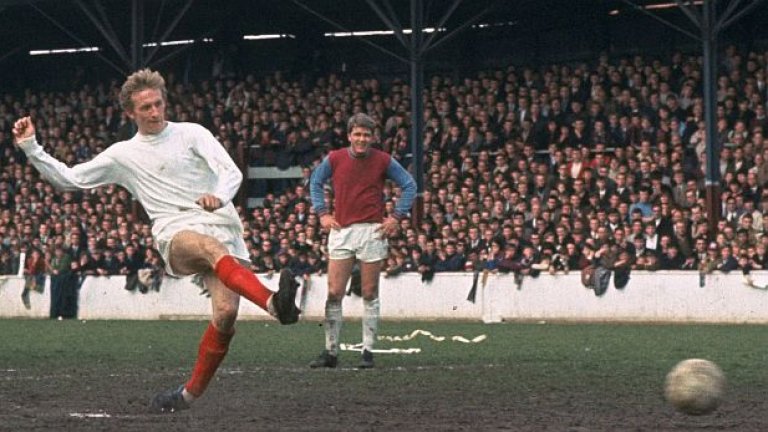 Носителят на "Златната топка" за 1967 г. Денис Лоу изгрява за големия футбол в Сити, а по-късно се превръща в суперзвезда с екипа на Юнайтед. Той обаче се завръща при "сините" за един сезон в края на кариерата си и именно негов победен гол в дербито става причина "дяволите" да отпаднат от тогавашната Първа дивизия. Шотландецът веднага поисква смяна и напуска терена с наведена глава
