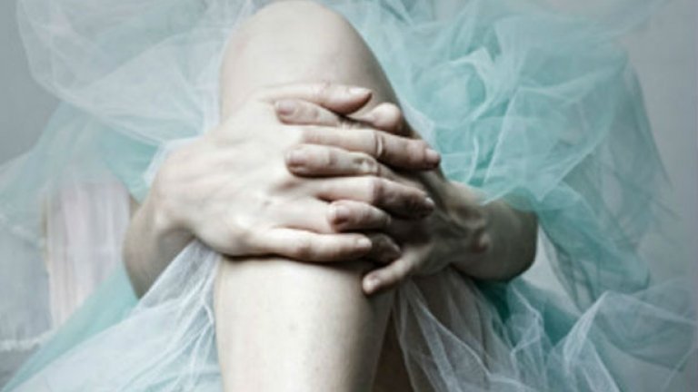 Според недоволните, директорката дискриминира паралелките за български народни танци за сметка на класическия и модерен балет