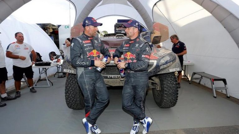 Стефан Петерханзел,Себастиен Льоб и Peugeot 2008 DKR. На заден план е Карлос Сайнц