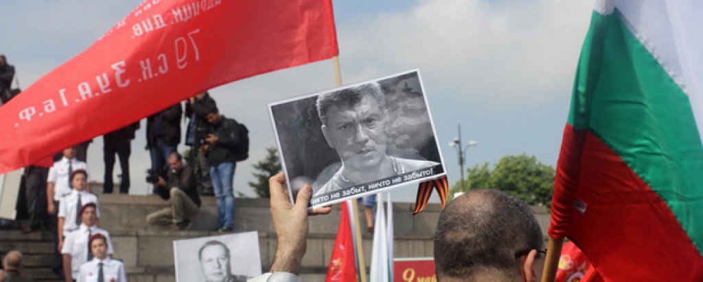 И символичен протест с портрет на убития руски опозиционер Борис Немцов