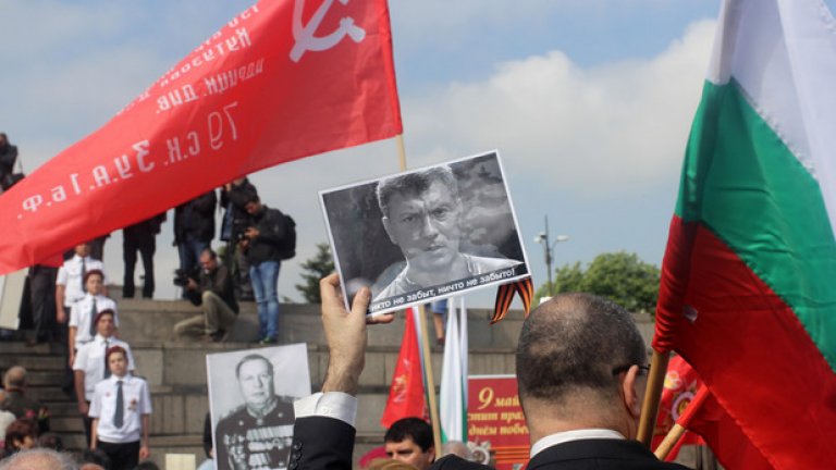 И символичен протест с портрет на убития руски опозиционер Борис Немцов