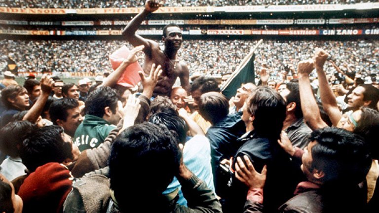 Трекампионес! Вероятно няма по-известна снимка във футбола... Понесеният на ръце Пеле реално е коронясан за Крал на футбола още на терена на стадион "Ацтека". След финала на мексиканския мондиал от 1970 г. няма съмнение - това е играч №1 в историята, а бразилският отбор е ансамбъл, невиждан във футбола.