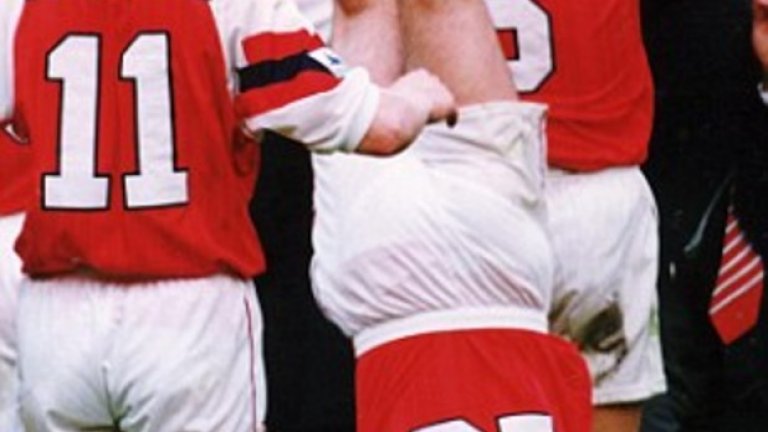 Стив Мороу пада от гърба на Тони Адъмс.