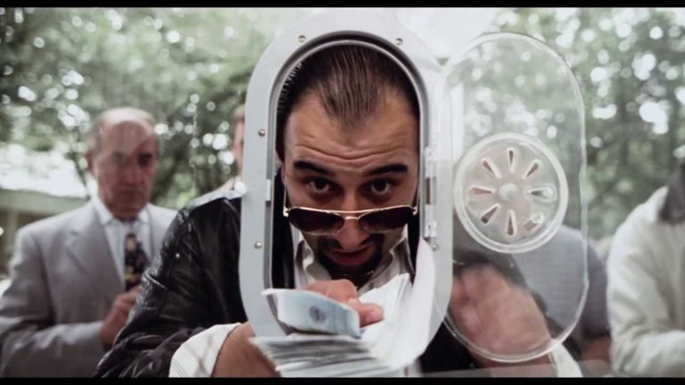 „Bang Boom Bang" 
Тази германска комедия разказва за двама банкови обирджии, единият от които е в затвора, а другият - профуква всички пари от обира в залагане на коне. Изведнъж затворникът вижда порноклип с участието на жена му и бяга на свобода, за да потърси отмъщение. Въпросът през цялото време е „Какво (още) може да се обърка".