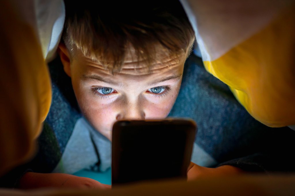 Да дадете смартфон на дете под 12 години - фатална грешка!