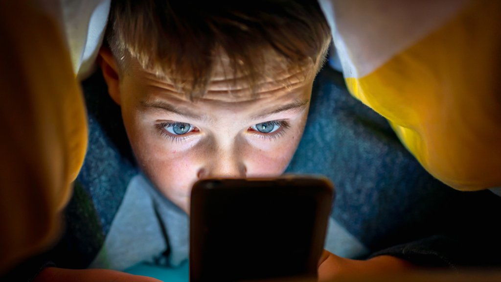 Да дадете смартфон на дете под 12 години - фатална грешка!