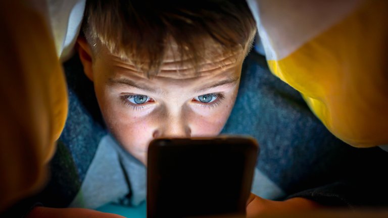 Да дадете смартфон на дете под 12 години - фатална грешка!