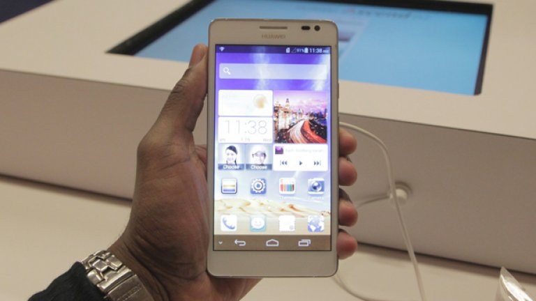 Huawei Ascend D2 не е малък, но това хич не му пречи