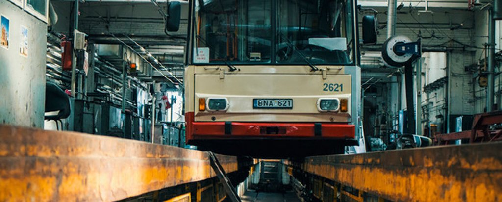 Работата по украсяването на тролейбусите се извършва в депото