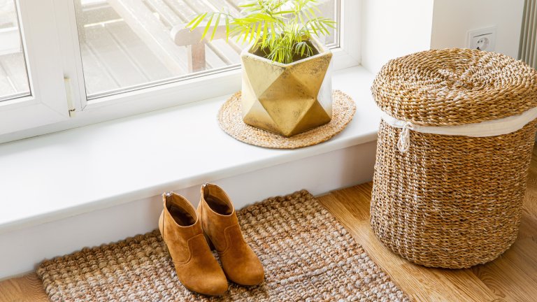 Ратан и още ратанЕсента е сезон, в който прекарваме все повече време у дома и естествени материали като ратан ни помагат да сме по-близо до природата. Обикновено се сещаме за ратановите аксесоари през лятото, но сега е моментът да експериментираме с тях и през есента и да установим, че колкото повече ратан, толкова по-добре.