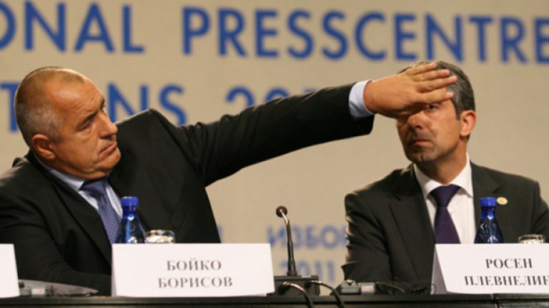 Не се заблуждавайте, че ГЕРБ е измислила нечувана по хитростта си политическа иновация, като крие името на кандидата за "Дондуков" 2.
Партията просто се готви да повтори заученото положение от 2011 г., когато двойката Росен Плевнелиев - Маргарита Попова беше обявена чак на 4 септември, т.е. 7 седмици преди първия тур на президентските избори.