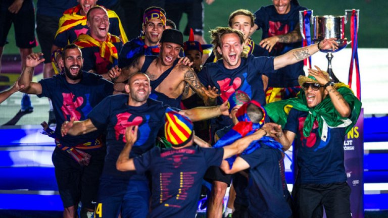 Многохиляден парад и грандиозна заря за требъла на Барса