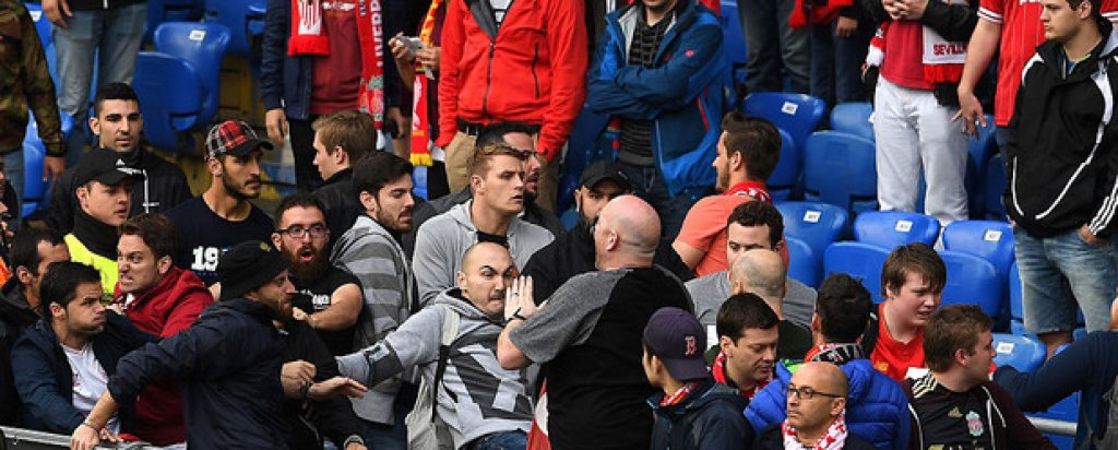 Некомпетентното разпределение на билетите доведе до сблъсъци преди мача, като феновете се смесиха и почти пет минути нямаше кой да спре боя.