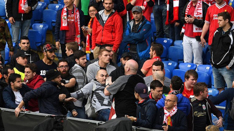 Некомпетентното разпределение на билетите доведе до сблъсъци преди мача, като феновете се смесиха и почти пет минути нямаше кой да спре боя.