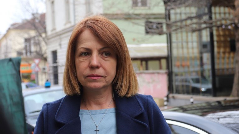 Тя е ваксинирана и не проявява сериозни симптоми