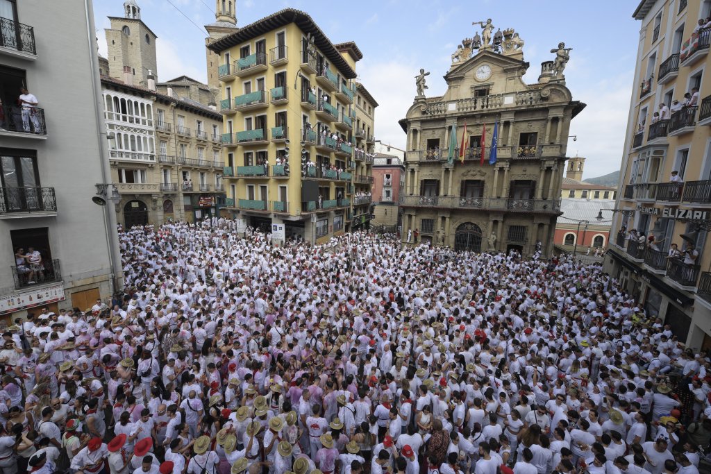 Бягания с бикове, бели дрехи и червено вино - най-колоритният фестивал на Испания започна (снимки)