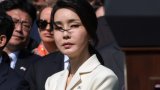 Няколко месеца преди изборите в Южна Корея поведението на първата дама създава скандали