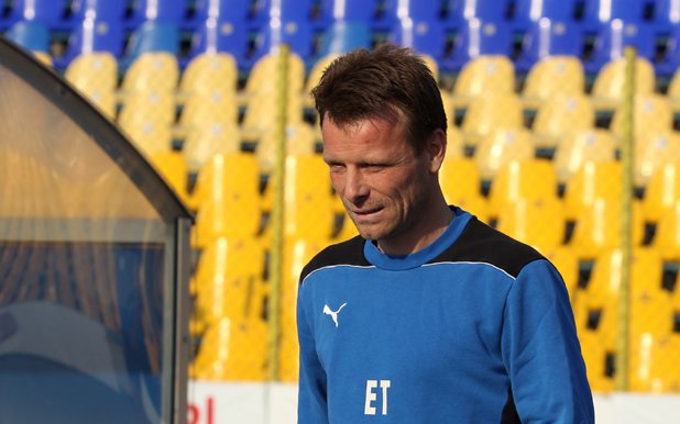 Елин Топузаков е трети по мачове в евротурнирите, само след Бербатов и Стоичков. Защитникът игра 71 пъти с екипите на Левски и Апоел (Тел Авив) в турнирите на УЕФА.