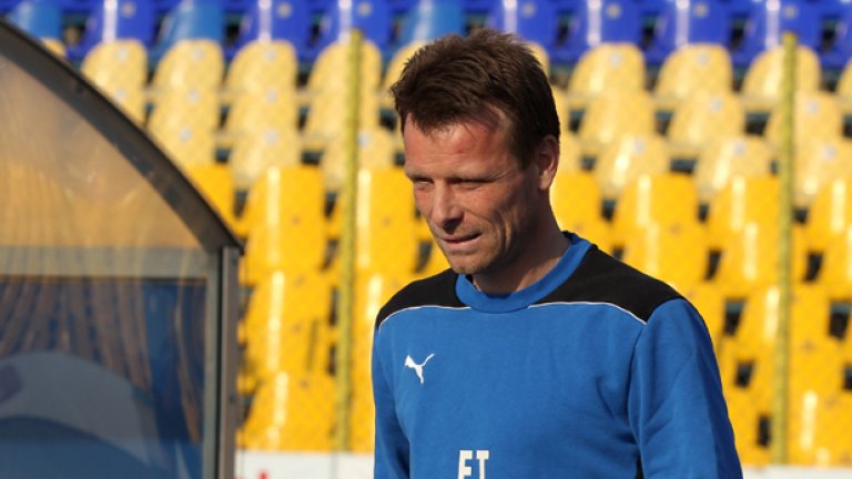 Елин Топузаков е трети по мачове в евротурнирите, само след Бербатов и Стоичков. Защитникът игра 71 пъти с екипите на Левски и Апоел (Тел Авив) в турнирите на УЕФА.
