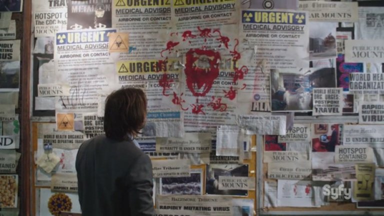 12 Monkeys (12 маймуни)
Точно както името говори, сериалът е адаптация по едноименния филм на Тери Гилиъм. Историята, в случай, че някой не е гледал филма, разказва за пътешественик от бъдещето, който идва в наши дни, за да спре предстоящ апокалипсис. Единственото, което знае е, че трябва да следва организация „12 маймуни“ и да я унищожи, преди тя самата да потопи света в задушаващ газ, който избива 70% от населението, а останалите принуждава да живеят под земята. Първи сезон вече стартира на 16.01.