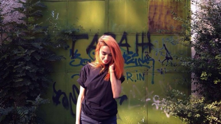 Когато се разхождаш с Ина по улиците на София, уединението е мираж, защото на всяка крачка я спира познат или приятел, който иска да я прегръща.