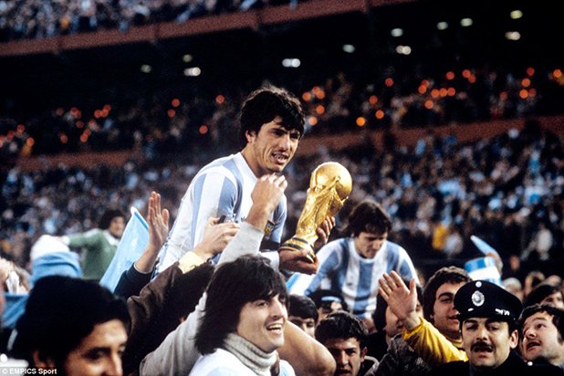 Магически момент за отбора на Аржентина, който вдигна световната купа по време на Мондиала през 1978, на който беше домакин. На снимката капитанът на "гаучосите" Даниел Пасарела държи Златната Нике, понесен на ръце от щастливите запалянковци. Пасарела изигра 70 мача за страната си между 1974 и 1986 година.