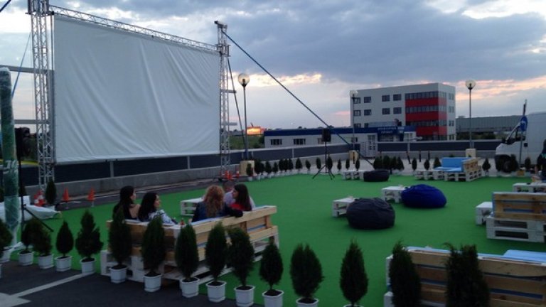 Зелена трева, бар и удобни места за сядане очакват гостите на лятното автокино в Бургас