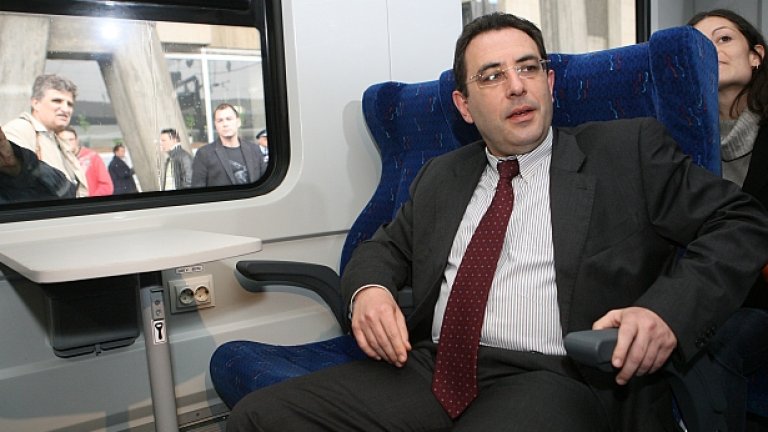 Министърът на транспорта Александър Цветков се радва на новия уикенд влак до Бургас