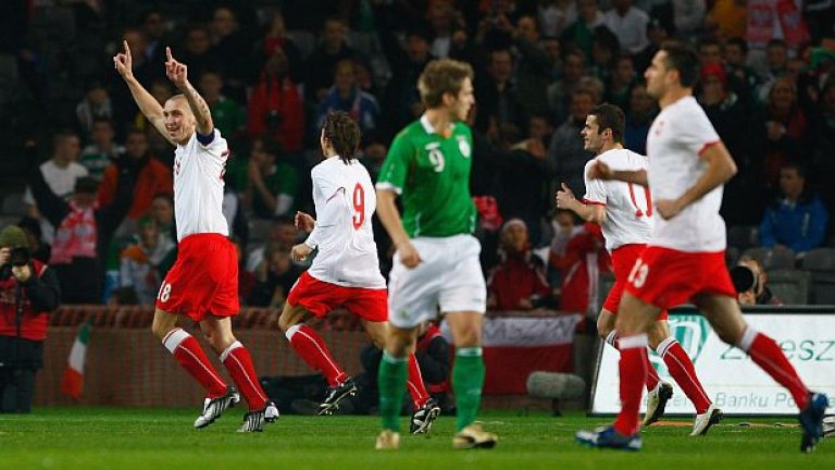 Нападателят на Борусия (Дортмунд) Роберт Левандовски (вляво) е голямата звезда на полския национален отбор в момента